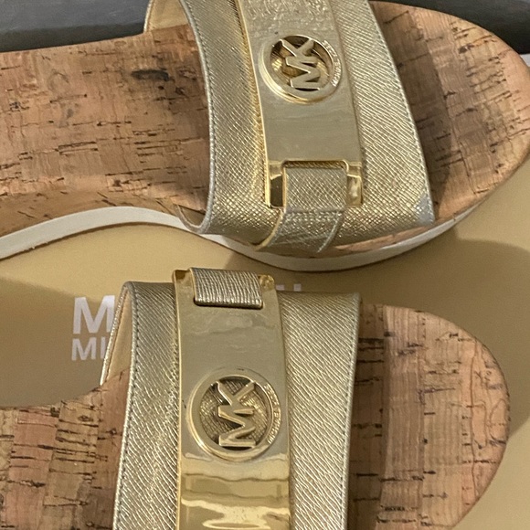 Micheal Kors gold metallic leather platform shoes - Picture 4 of 7